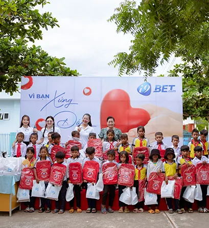 Biểu tượng Câu lạc bộ VIP helo88 với huy hiệu vàng và ánh sáng lấp lánh, tượng trưng cho sự sang trọng và đẳng cấp.